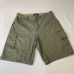 RW RUGGED WEAR MENS CARGO SHORTS SIZE 34, NICE PREOWNED CONDITION